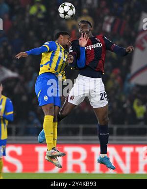 Bologna, Italien. September 2024. Bolognas Jhon Lucumi (R) streitet mit Shakhtar Donetsks Eguinaldo während des UEFA Champions League-Spiels zwischen Bologna und Shakhtar Donetsk am 18. September 2024 in Bologna, Italien. Quelle: Alberto Lingria/Xinhua/Alamy Live News Stockfoto