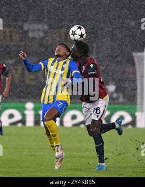 Bologna, Italien. September 2024. Bolognas Jhon Lucumi (R) streitet mit Shakhtar Donetsks Eguinaldo während des UEFA Champions League-Spiels zwischen Bologna und Shakhtar Donetsk am 18. September 2024 in Bologna, Italien. Quelle: Alberto Lingria/Xinhua/Alamy Live News Stockfoto