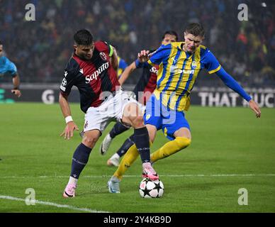 Bologna, Italien. September 2024. Bolognas Riccardo Orsolini (L) streitet mit Shakhtar Donetsks Artem Bondarenko während des UEFA Champions League-Spiels zwischen Bologna und Shakhtar Donetsk am 18. September 2024 in Bologna, Italien. Quelle: Alberto Lingria/Xinhua/Alamy Live News Stockfoto