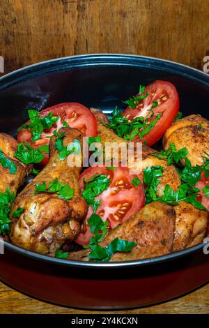 Hausgemachte Hähnchenschenkel. Festliches Hähnchengericht. Stockfoto