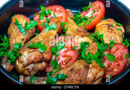 Gebackene Hähnchenschenkel mit Sommergemüse. Stockfoto