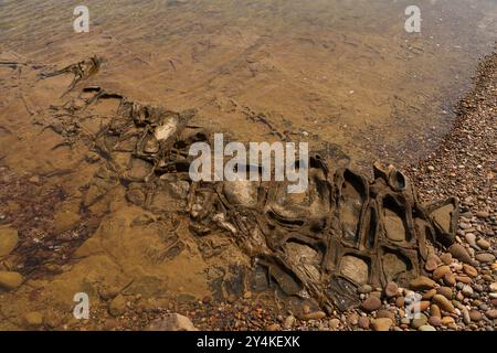 Erodierte Felsformation, die teilweise in flaches Wasser getaucht ist Stockfoto