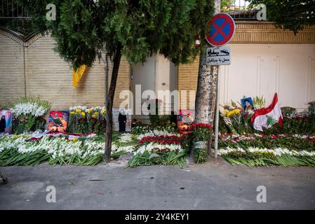 Teheran, Iran. September 2024. Eine Gedenkstätte vor der libanesischen Botschaft in Teheran am 18. September 2024. Explodierende Pager forderten im Libanon 12 Menschen das Leben, darunter zwei Kinder, sagte der Gesundheitsminister des Landes am 18. September und aktualisierte die Maut einen Tag nach den Explosionen, die Israel beschuldigt wurden. (Foto: Sobhan Farajvan/Pacific Press) Credit: Pacific Press Media Production Corp./Alamy Live News Stockfoto