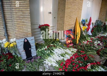 Teheran, Iran. September 2024. Eine Gedenkstätte vor der libanesischen Botschaft in Teheran am 18. September 2024. Explodierende Pager forderten im Libanon 12 Menschen das Leben, darunter zwei Kinder, sagte der Gesundheitsminister des Landes am 18. September und aktualisierte die Maut einen Tag nach den Explosionen, die Israel beschuldigt wurden. (Foto: Sobhan Farajvan/Pacific Press) Credit: Pacific Press Media Production Corp./Alamy Live News Stockfoto