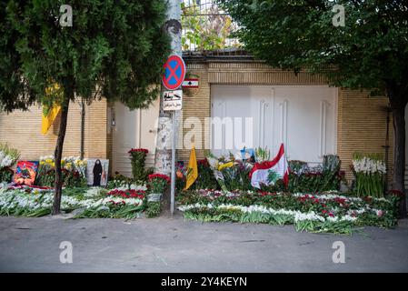 Teheran, Iran. September 2024. Eine Gedenkstätte vor der libanesischen Botschaft in Teheran am 18. September 2024. Explodierende Pager forderten im Libanon 12 Menschen das Leben, darunter zwei Kinder, sagte der Gesundheitsminister des Landes am 18. September und aktualisierte die Maut einen Tag nach den Explosionen, die Israel beschuldigt wurden. (Foto: Sobhan Farajvan/Pacific Press) Credit: Pacific Press Media Production Corp./Alamy Live News Stockfoto