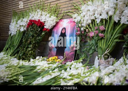 Teheran, Teheran, Iran. September 2024. Blumen an der Stelle einer Gedenkstätte vor der libanesischen Botschaft in Teheran am 18. September 2024. Explodierende Pager forderten im Libanon 12 Menschen das Leben, darunter zwei Kinder, sagte der Gesundheitsminister des Landes am 18. September und aktualisierte die Maut einen Tag nach den Explosionen, die Israel beschuldigt wurden. (Kreditbild: © Sobhan Farajvan/Pacific Press via ZUMA Press Wire) NUR REDAKTIONELLE VERWENDUNG! Nicht für kommerzielle ZWECKE! Stockfoto