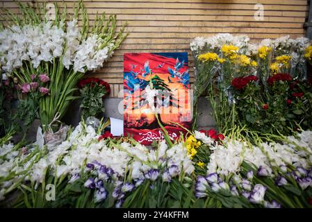 Teheran, Teheran, Iran. September 2024. Blumen an der Stelle einer Gedenkstätte vor der libanesischen Botschaft in Teheran am 18. September 2024. Explodierende Pager forderten im Libanon 12 Menschen das Leben, darunter zwei Kinder, sagte der Gesundheitsminister des Landes am 18. September und aktualisierte die Maut einen Tag nach den Explosionen, die Israel beschuldigt wurden. (Kreditbild: © Sobhan Farajvan/Pacific Press via ZUMA Press Wire) NUR REDAKTIONELLE VERWENDUNG! Nicht für kommerzielle ZWECKE! Stockfoto