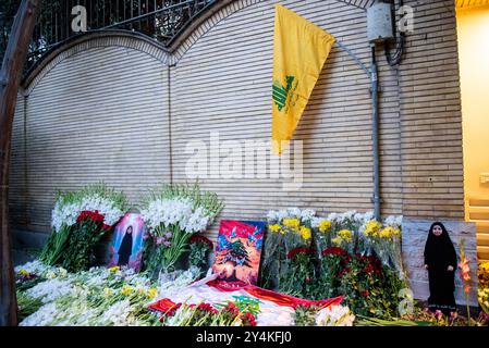 Teheran, Iran. September 2024. Blumen an der Stelle einer Gedenkstätte vor der libanesischen Botschaft in Teheran am 18. September 2024. Explodierende Pager forderten im Libanon 12 Menschen das Leben, darunter zwei Kinder, sagte der Gesundheitsminister des Landes am 18. September und aktualisierte die Maut einen Tag nach den Explosionen, die Israel beschuldigt wurden. (Foto: Sobhan Farajvan/Pacific Press/SIPA USA) Credit: SIPA USA/Alamy Live News Stockfoto