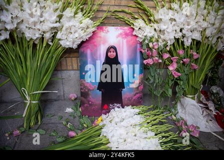 Teheran, Teheran, Iran. September 2024. Blumen an der Stelle einer Gedenkstätte vor der libanesischen Botschaft in Teheran am 18. September 2024. Explodierende Pager forderten im Libanon 12 Menschen das Leben, darunter zwei Kinder, sagte der Gesundheitsminister des Landes am 18. September und aktualisierte die Maut einen Tag nach den Explosionen, die Israel beschuldigt wurden. (Kreditbild: © Sobhan Farajvan/Pacific Press via ZUMA Press Wire) NUR REDAKTIONELLE VERWENDUNG! Nicht für kommerzielle ZWECKE! Stockfoto