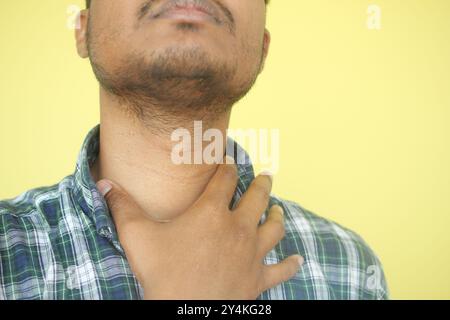 Unerkannte Mann, der Kehlschmerz aus der Nähe leidet Stockfoto