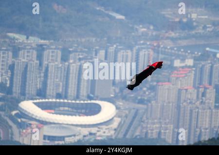 Peking, Chinas Provinz Hunan. September 2024. Tahi Munroe aus Australien tritt am 18. September 2024 im Tianmen Mountain National Forest Park in Zhangjiajie, der Provinz Hunan in der 10. World Wingsuit League (WWL) an. Quelle: Chen Sihan/Xinhua/Alamy Live News Stockfoto