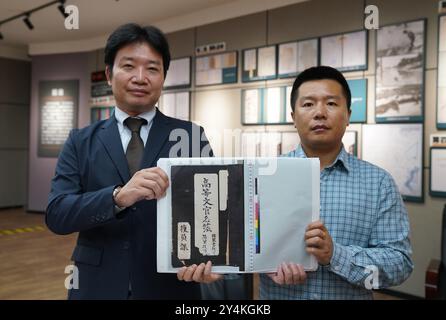 (240919) -- PEKING, 19. September 2024 (Xinhua) -- Seiya Matsuno (L), eine japanische Gelehrte, auch ein angesehener Professor an der Heilongjiang International University, und Jin Shicheng, ein Forscher in der Ausstellungshalle der Beweise für Verbrechen, die von Einheit 731 der japanischen Kaiserlichen Armee begangen wurden, zeigen eine Kopie des Dokuments über die Informationen von Technikern in den japanischen Keimkriegsabteilungen während des Zweiten Weltkriegs, im Pressesaal der Provinz Heilongjiang, 17. September 2024. Seiya Matsuno, eine japanische Gelehrte, hat ein neues Dokument über die Informa veröffentlicht Stockfoto