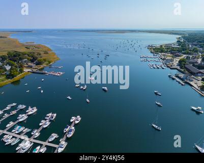 Merrimack River aus der Vogelperspektive nahe der Flussmündung zum Atlantischen Ozean im historischen Stadtzentrum von Newburyport, Massachusetts MA, USA. Stockfoto