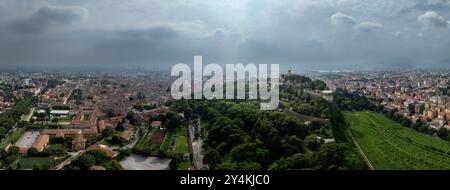 Blick aus der Vogelperspektive auf die mittelalterliche Burg Brescia, das Stadtzentrum, die Stadtmauern, Bastionen und Weinberge in der Lombardei Italien Stockfoto