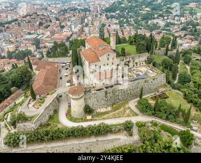 Blick aus der Vogelperspektive auf die mittelalterliche Burg Brescia, das Stadtzentrum, die Stadtmauern, Bastionen und Weinberge in der Lombardei Italien Stockfoto