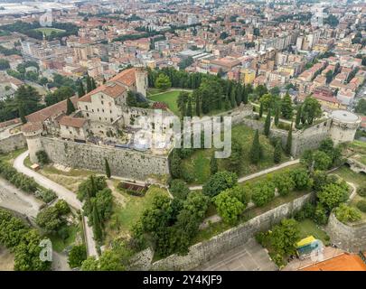 Blick aus der Vogelperspektive auf die mittelalterliche Burg Brescia, das Stadtzentrum, die Stadtmauern, Bastionen und Weinberge in der Lombardei Italien Stockfoto