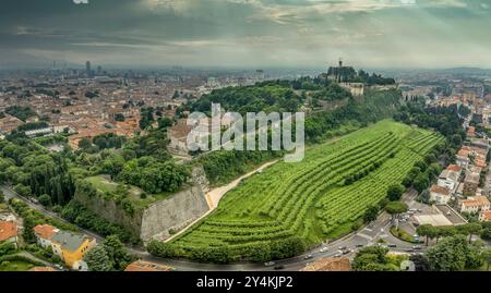 Blick aus der Vogelperspektive auf die mittelalterliche Burg Brescia, das Stadtzentrum, die Stadtmauern, Bastionen und Weinberge in der Lombardei Italien Stockfoto