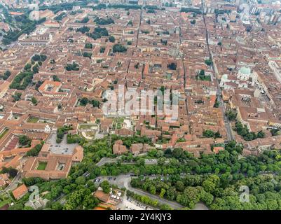 Blick aus der Vogelperspektive auf das historische Zentrum von Brescia mit Ruinen der römischen Stadt, Clemente-Kirche, katholische Universität, San Salvatore Basilika Stockfoto