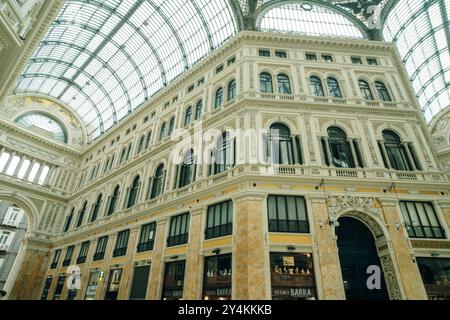 In Neapel - Italien - 2. Mai 2024 - eiserne Glasdecke der Galerie Umberto I in Neapel, Italien. Hochwertige Fotos Stockfoto