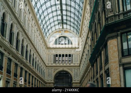 In Neapel - Italien - 2. Mai 2024 - eiserne Glasdecke der Galerie Umberto I in Neapel, Italien. Hochwertige Fotos Stockfoto