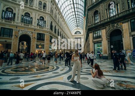 In Neapel - Italien - 2. Mai 2024 - eiserne Glasdecke der Galerie Umberto I in Neapel, Italien. Hochwertige Fotos Stockfoto