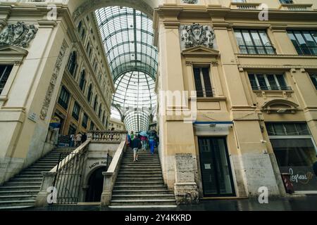 In Neapel - Italien - 2. Mai 2024 - eiserne Glasdecke der Galerie Umberto I in Neapel, Italien. Hochwertige Fotos Stockfoto