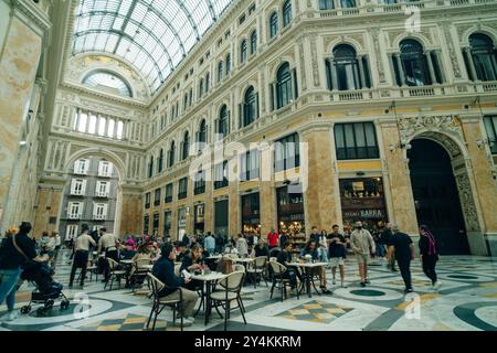 In Neapel - Italien - 2. Mai 2024 - eiserne Glasdecke der Galerie Umberto I in Neapel, Italien. Hochwertige Fotos Stockfoto