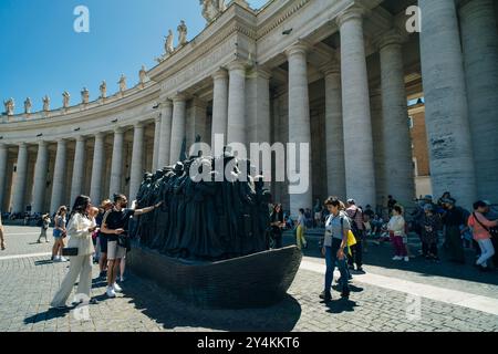 Rom, Italien, 10. April 2024 Engel überraschend Bronzestatue auf dem Petersplatz mit Touristen im Vatikan. Hochwertige Fotos Stockfoto