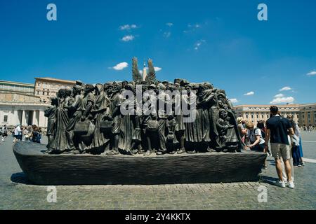 Rom, Italien, 10. April 2024 Engel überraschend Bronzestatue auf dem Petersplatz mit Touristen im Vatikan. Hochwertige Fotos Stockfoto