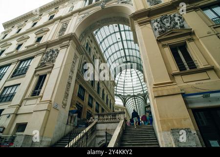 In Neapel - Italien - 2. Mai 2024 - eiserne Glasdecke der Galerie Umberto I in Neapel, Italien. Hochwertige Fotos Stockfoto