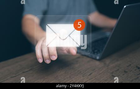 Neues Konzept für E-Mail-Benachrichtigungen und Online-Kommunikation. Tippen Sie per Hand auf E-Mails mit Benachrichtigung für geschäftliche E-Mails und digitales Marketing. Stockfoto