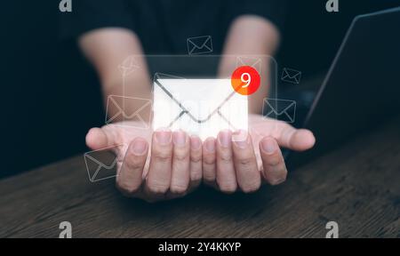 Neues Konzept für E-Mail-Benachrichtigungen und Online-Kommunikation. Hand mit Post mit Benachrichtigung für geschäftliche E-Mails und digitales Marketing. Inb Stockfoto