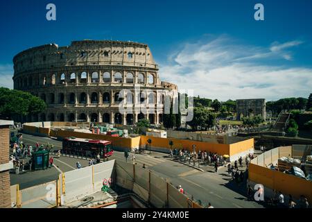 Panoramablick auf das Kolosseum ist eine der wichtigsten Reiseattraktionen von Rom, Italien. Panorama der antiken römischen Ruinen, italien - 2. Mai 2024. Hochwertige Fotos Stockfoto