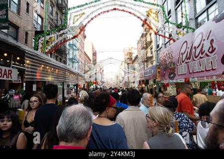 Eine große Menschenmenge beim fest des San Gennaro in Little Italy, New York. Stockfoto