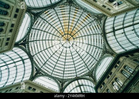 In Neapel - Italien - 2. Mai 2024 - eiserne Glasdecke der Galerie Umberto I in Neapel, Italien. Hochwertige Fotos Stockfoto