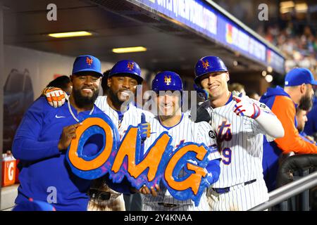 New York Mets Spieler von links nach rechts; Luis Severino, Starling Marte, Jose Iglesias und Brandon Nimmo halten während des vierten Inning des Baseballspiels gegen die Washington Nationals im Citi Field in Corona, N.Y., Mittwoch, 18. September 2024 das „OMG“-Zeichen im Dugout hoch. (Foto: Gordon Donovan) Stockfoto