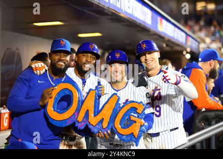 New York Mets Spieler von links nach rechts; Luis Severino, Starling Marte, Jose Iglesias und Brandon Nimmo halten während des vierten Inning des Baseballspiels gegen die Washington Nationals im Citi Field in Corona, N.Y., Mittwoch, 18. September 2024 das „OMG“-Zeichen im Dugout hoch. (Foto: Gordon Donovan) Stockfoto