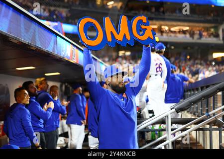 Der New York Mets Pitcher Luis Severino #40 hält das OMG-Zeichen im Dugout während des vierten Inning des Baseballspiels gegen die Washington Nationals im Citi Field in Corona, New York, am Mittwoch, 18. September 2024. (Foto: Gordon Donovan) Stockfoto