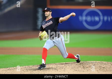 Der Relief Pitcher Joe La Sorsa #53 wirft während des sechsten Inning des Baseballspiels gegen die New York Mets im Citi Field in Corona, N.Y., Mittwoch, 18. September 2024. (Foto: Gordon Donovan) Stockfoto