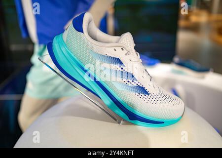 Bangkok, Thailand - 12. September 2024: Adidas Laufschuhe im Adidas Shop. Stockfoto