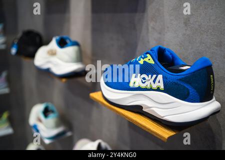 Bangkok, Thailand - 12. September 2024: Hoka Rincon 4 Laufschuhe im Hoka Shop Stockfoto
