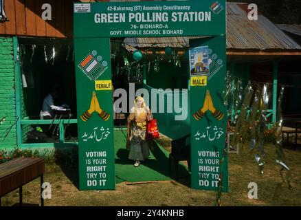 Dooru, Indien. September 2024. Die Wähler verlassen den Wahlgang, nachdem sie während der ersten Phase der Wahlen in Bijbehara am 18. September 2024 ihre Stimmzettel in einem Wahlhaus abgegeben haben. Kaschmir unter der indischen Verwaltung stimmte am 18. September bei den ersten Kommunalwahlen ab, da die Aufhebung seines halbautonomen Sonderstatus Wut im unruhigen Himalaya-Gebiet ausgelöst hat, das auch von Pakistan beansprucht wird. Quelle: Pacific Press Media Production Corp./Alamy Live News Stockfoto