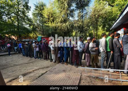 Dooru, Indien. September 2024. Die Wähler stehen in der ersten Phase der Wahlen in Kulgam, südlich von Srinagar, Jammu und Kaschmir, um ihre Stimmzettel in einem Wahllokal abzugeben 2024. Die Wahlkommission Indiens (ECI) führt die erste Phase der Parlamentswahlen in Kaschmir durch, seit 2019 der Sonderstatus des Territoriums aufgehoben wurde. Quelle: Pacific Press Media Production Corp./Alamy Live News Stockfoto