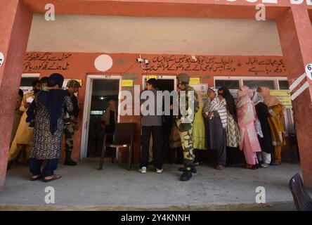 Dooru, Jammu Und Kaschmir, Indien. September 2024. Ein indischer Soldat bewacht die Wahlstation während der ersten Phase der Parlamentswahlen im indischen Bundesstaat Jammu und in Kaschmirs Pulwama am 18. September 2024. Zum ersten Mal seit einem Jahrzehnt finden in drei Phasen Wahlen für 47 Versammlungssitze Kaschmirs statt. Die Wahl findet auch zum ersten Mal seit 2019 statt, als Neu-Delhi Artikel 370 seiner Verfassung aufhob, der Kaschmir die Autonomie gewährte. (Kreditbild: © Mubashir Hassan/Pacific Press via ZUMA Press Wire) NUR REDAKTIONELLE VERWENDUNG! Nicht für kommerzielle ZWECKE! Stockfoto