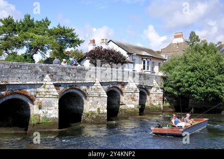 Steinbrücke über den Fluss Avon, Christchurch, Dorset, England, Vereinigtes Königreich Stockfoto