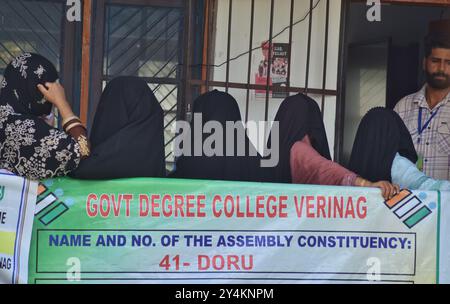 Dooru, Jammu Und Kaschmir, Indien. September 2024. Die Wähler stehen in der ersten Phase der Wahlen in Kulgam, südlich von Srinagar, Jammu und Kaschmir, um ihre Stimmzettel in einem Wahllokal abzugeben 2024. Die Wahlkommission Indiens (ECI) führt die erste Phase der Parlamentswahlen in Kaschmir durch, seit 2019 der Sonderstatus des Territoriums aufgehoben wurde. (Kreditbild: © Mubashir Hassan/Pacific Press via ZUMA Press Wire) NUR REDAKTIONELLE VERWENDUNG! Nicht für kommerzielle ZWECKE! Stockfoto