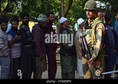 Dooru, Jammu Und Kaschmir, Indien. September 2024. Ein indischer Soldat bewacht die Wahlstation während der ersten Phase der Parlamentswahlen im indischen Bundesstaat Jammu und in Kaschmirs Pulwama am 18. September 2024. Zum ersten Mal seit einem Jahrzehnt finden in drei Phasen Wahlen für 47 Versammlungssitze Kaschmirs statt. Die Wahl findet auch zum ersten Mal seit 2019 statt, als Neu-Delhi Artikel 370 seiner Verfassung aufhob, der Kaschmir die Autonomie gewährte. (Kreditbild: © Mubashir Hassan/Pacific Press via ZUMA Press Wire) NUR REDAKTIONELLE VERWENDUNG! Nicht für kommerzielle ZWECKE! Stockfoto