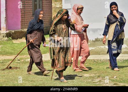 Dooru, Jammu Und Kaschmir, Indien. September 2024. Die Wähler verlassen den Wahlgang, nachdem sie während der ersten Phase der Wahlen in Bijbehara am 18. September 2024 ihre Stimmzettel in einem Wahlhaus abgegeben haben. Kaschmir unter der indischen Verwaltung stimmte am 18. September bei den ersten Kommunalwahlen ab, da die Aufhebung seines halbautonomen Sonderstatus Wut im unruhigen Himalaya-Gebiet ausgelöst hat, das auch von Pakistan beansprucht wird. (Kreditbild: © Mubashir Hassan/Pacific Press via ZUMA Press Wire) NUR REDAKTIONELLE VERWENDUNG! Nicht für kommerzielle ZWECKE! Stockfoto