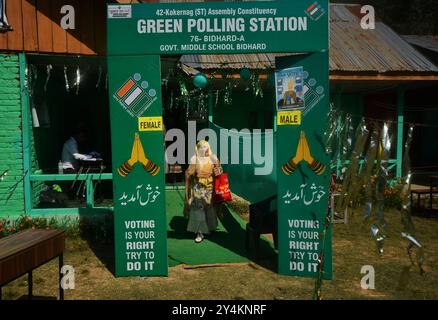 Dooru, Jammu Und Kaschmir, Indien. September 2024. Die Wähler verlassen den Wahlgang, nachdem sie während der ersten Phase der Wahlen in Bijbehara am 18. September 2024 ihre Stimmzettel in einem Wahlhaus abgegeben haben. Kaschmir unter der indischen Verwaltung stimmte am 18. September bei den ersten Kommunalwahlen ab, da die Aufhebung seines halbautonomen Sonderstatus Wut im unruhigen Himalaya-Gebiet ausgelöst hat, das auch von Pakistan beansprucht wird. (Kreditbild: © Mubashir Hassan/Pacific Press via ZUMA Press Wire) NUR REDAKTIONELLE VERWENDUNG! Nicht für kommerzielle ZWECKE! Stockfoto