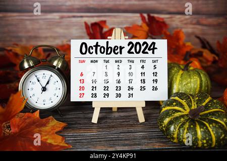 Oktober 2024 Monatskalender Ahornblatt Dekoration auf hölzernem Hintergrund Stockfoto